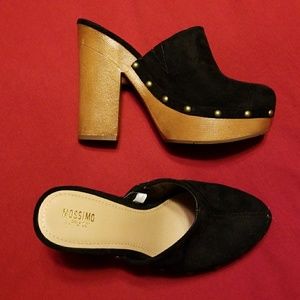 Black with tan heel. Platform clog